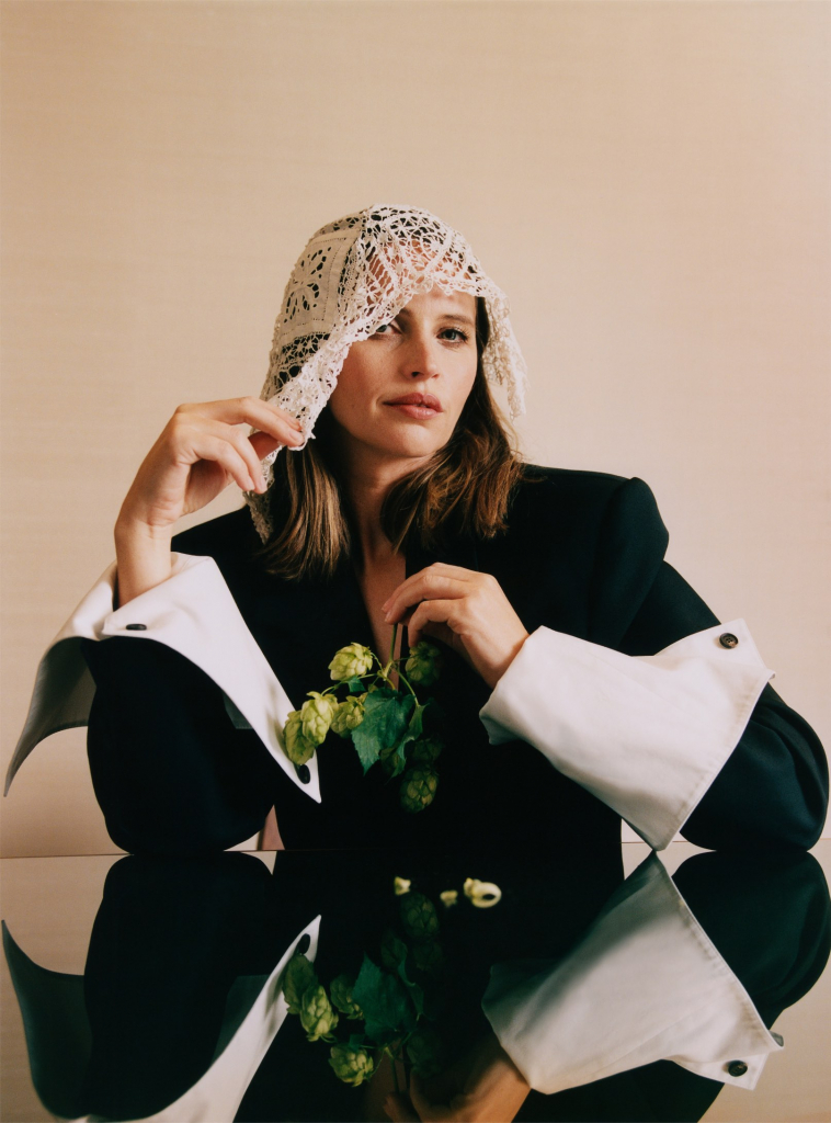 H.F_FELICITY.JONES_10.25_02A